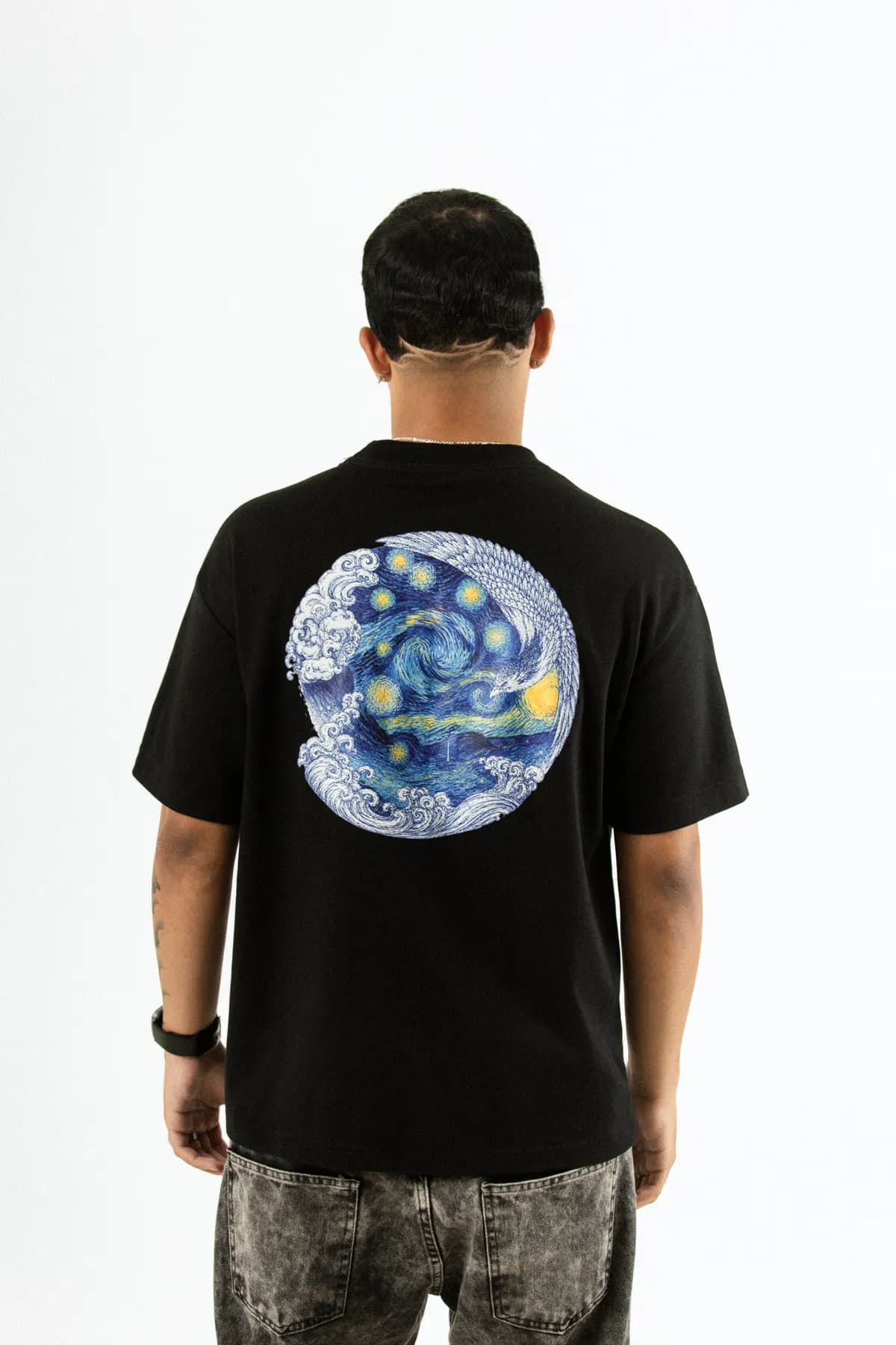Modelo de costas, com a camiseta preta e a estampa circular de Noite Estrelada.