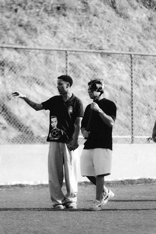 Dois modelos atravessando o campo de várzea.